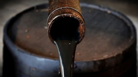 Пазарите на петрол се насочват към трайно пренасищане