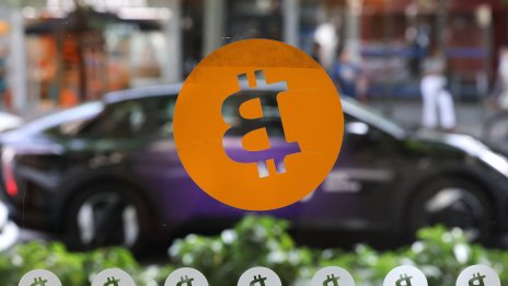 Биткойнът продължава да губи инерция, но все още няма опасения за край на възхода