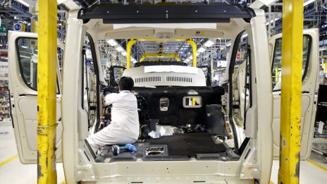 Stellantis спира работа в един от заводите си в Италия заради дефицит на части