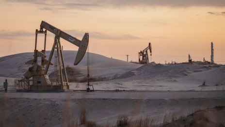 Цената на петрола се колебае, инвеститорите очакват нови преговори между САЩ и Иран* 