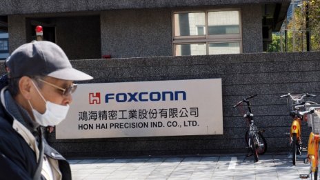 Apple поставя под надзор завод на Foxconn в Индия