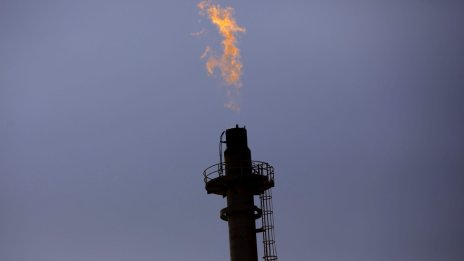 Защо ОПЕК+ увеличава добивите на петрол?