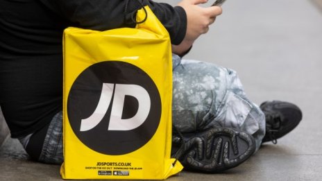 Засиленото онлайн пазаруване окрили JD.com