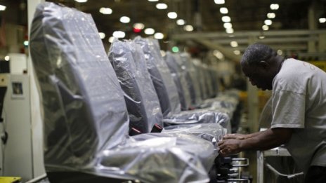 Lear свива целогодишните перспективи за приходите въпреки печалбата