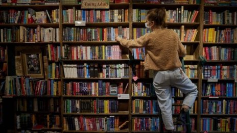 Продажбите на печатни книги в ЕС намаляват, но цените растат