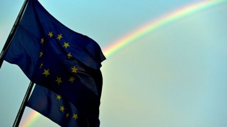 Българите остават песимисти за икономиката и не вярват на институциите