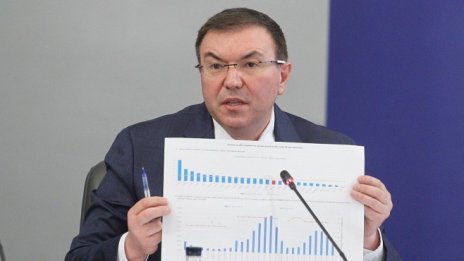 COVID случаите растат, здравните власти продължават &bdquo;уверено&rdquo; с плана си за мерките