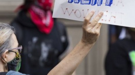 Жилищният регулатор в САЩ удължи мораториума за принудителни извеждания от дома