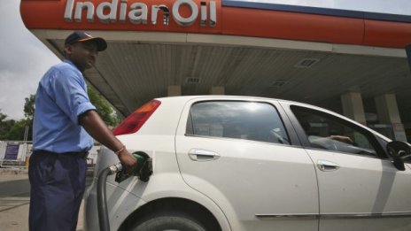 Индия обмисля забрана на продажбата на петролни продукти през нощта
