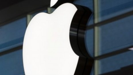 Apple надмина с лекота прогнозите за печалбата и приходите си