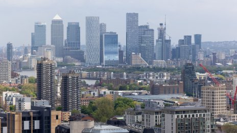 Пониженият рейтинг на дълга на Canary Wharf е знак за по-широки имотни проблеми