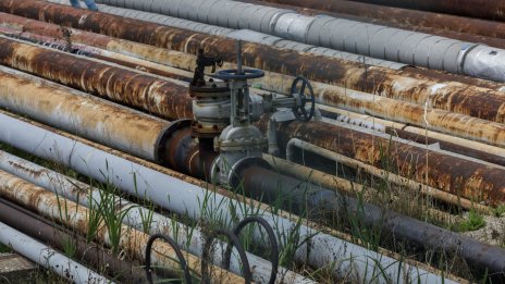 Цената на петрола се понижава насред смесените перспективи за търсенето*