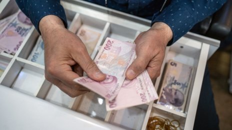 Стойността на турската лира удари ново рекордно дъно спрямо долара