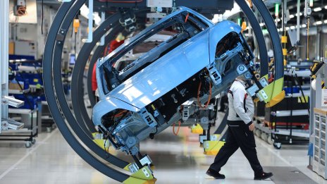 Автомобилните продажби в Германия растат при по-умерено търсене на електромобили