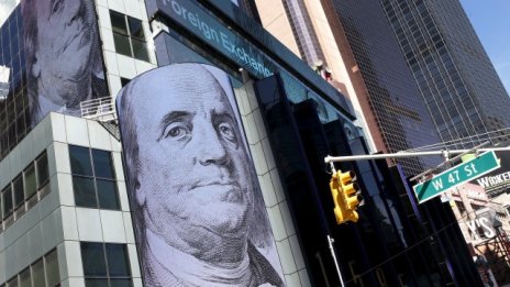 Доларът изгуби позиции на фона на спадовете на Wall Street