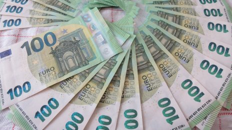 По-възрастните българи изпитват повече притеснения за членството в еврозоната