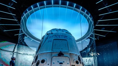 Капсула на SpaceX ще прибере от Международната космическа станция двама астронавти