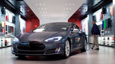 Tesla остави в историята &bdquo;автомобила на века&ldquo;