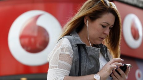 Vodafone със спад на печалбата за полугодието