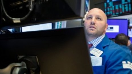 Dow затвори с ръст от над 400 пункта въпреки сътресенията на пазара на труда