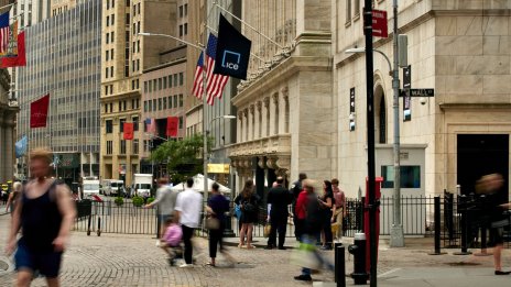 S&P 500 отстъпи леко в очакване на данните за работните места в САЩ