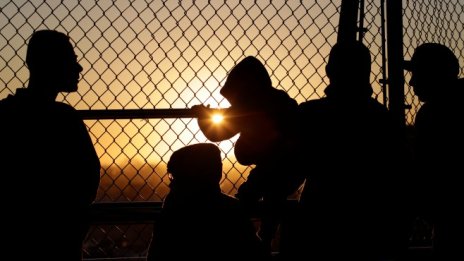 Тръмп обмисля да забрани преминаването на имигранти през границата с Мексико