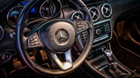 Mercedes запази короната си при луксозните автомобили в битката срещу BMW и Audi