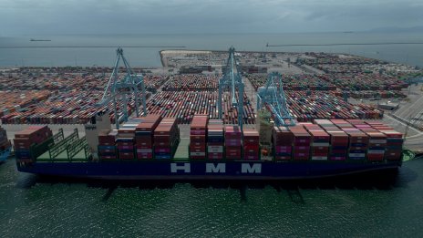 Запасяването заради митата тласна търговския дефицит на САЩ до рекорден връх през март