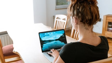 Над 5% от българите работят предимно от вкъщи