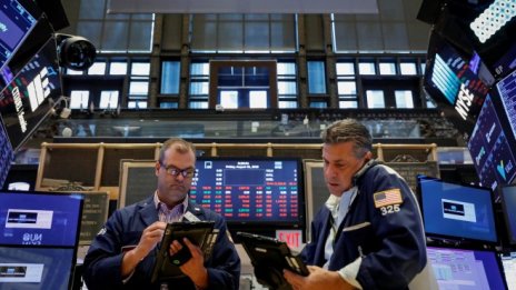 Волатилната търговия понижи Dow с над 220 пункта*