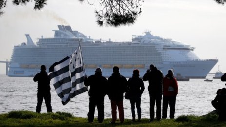 Най-големият круизен кораб в света вдигна котва