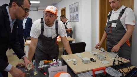 Бъдещи електротехници бяха отличени в конкурс за стипендианти