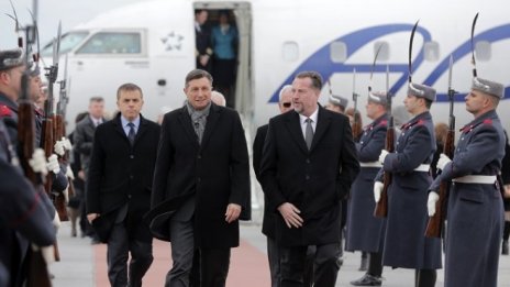 Президентът на Словения пристигна в София с първия полет на директна линия от Любляна