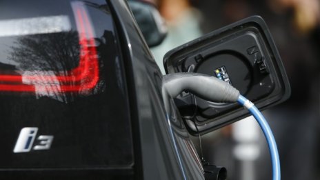 Bloomberg: Електромобилите стават по-евтини от другите през 2025 г.