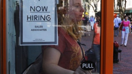 Частният сектор в САЩ продължава да наема хора, но с по-бавни темпове