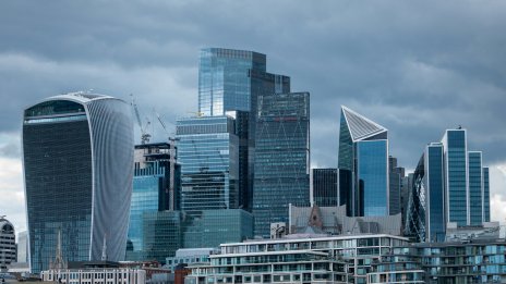 Хедж фондът Man Group съкращава служители в Лондон и мести позиции в България