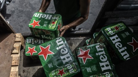 Продажбите на бира на Heineken са намалели повече от очакваното заради отслабнало търсене