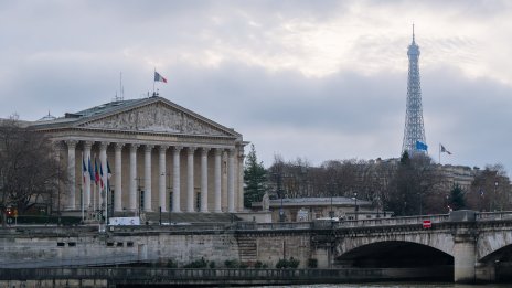 Франция реши да понижи с по-малко от планираното корпоративния данък заради опозицията