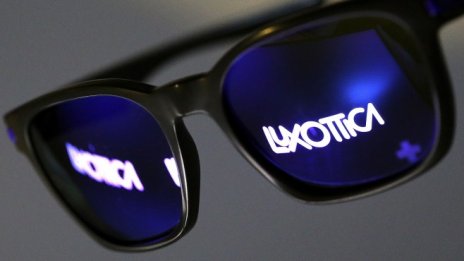 Властови игри раздират най-голямата компания за очила в света EssilorLuxottica 