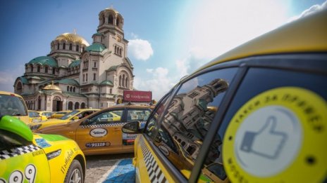 Таксиметровият бранш поиска спиране на нерегламентирано приложение за превоз