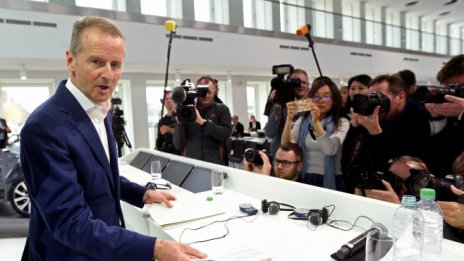 Как директорът на VW се размина с уволнението?