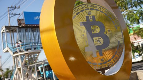 Биткойнът прекоси за кратко границата от 70 хил. долара