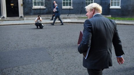 Джонсън: Куче, което лае…