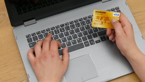 Испански пенсионер събра 600 хил. подписа срещу прехода към онлайн банкиране