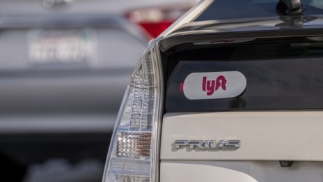 Акциите на Lyft се сринаха след отчетения спад на броя пътници