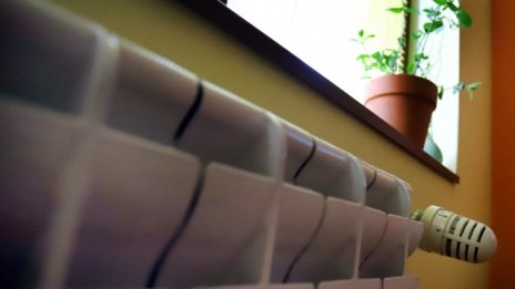 Въпреки по-скъпия газ  парното, топлата вода и тока няма да поскъпват