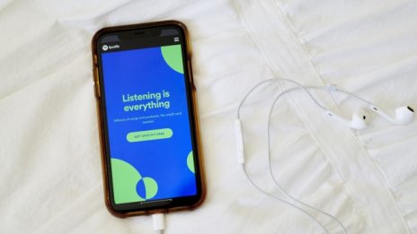 Spotify ходи по тънък лед с шоуто на Джо Роугън