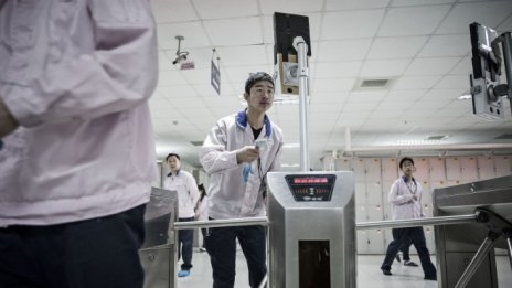 Apple постави Pegatron на изпитателен срок заради трудови злоупотреби