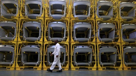 Бизнес активността в Германия се подобрява, но икономиката на Франция е в затруднение