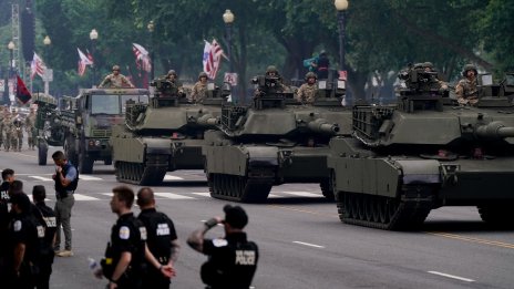 САЩ демонстрираха военна сила на фона на масирани протести срещу Доналд Тръмп